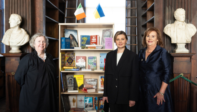 У бібліотеці Триніті-коледжу з'явилася українська книжкова поличка