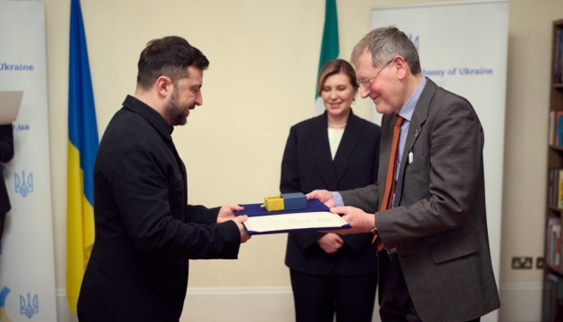 У Дубліні Зеленський нагородив медиків, які з українцями впроваджують новітні методики допомоги на фронті