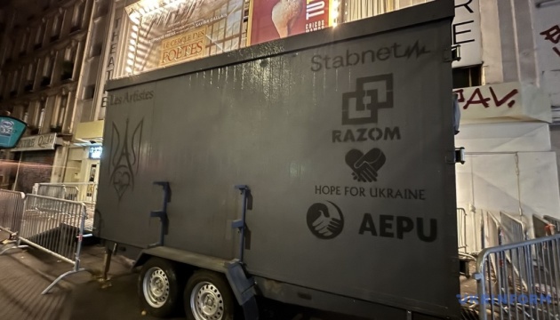 Французькі митці передали українським медикиням стабілізаційний контейнер для роботи на лінії фронту