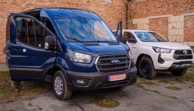 Вінницька громада передала військовим два автомобілі та автобус