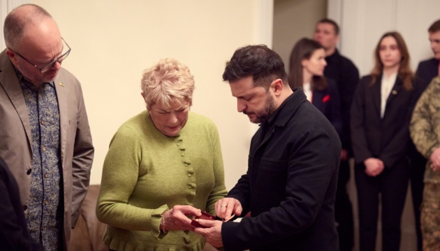 Зеленський передав нагороди рідним ірландських військовослужбовців, які загинули в боях за Україну