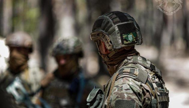 Des forces spéciales ukrainiennes éliminent un groupe ennemi dans le Donetsk et reprennent des positions importantes