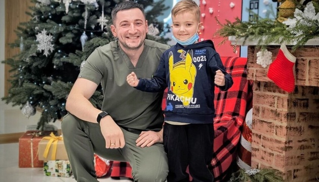 В Україні вперше зробили семирічній дитині подвійну родинну трансплантацію