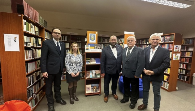 В Угорщині відкрили нову Українську книжкову поличку