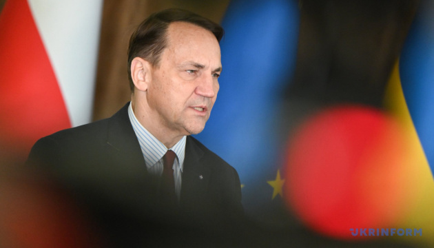 Sikorski: Ukraine’s war outcome could depend on reparations loan 