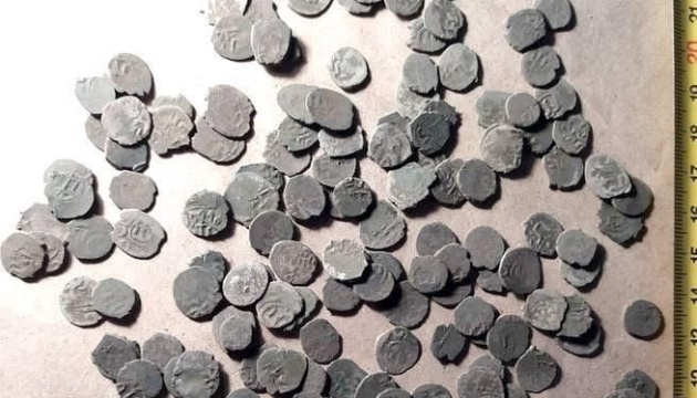 Поліція передала Національному музею історії артефакти, вилучені під час спроби незаконного продажу