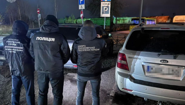 На Львівщині викрили схему перепродажу автомобілів, призначених для військових