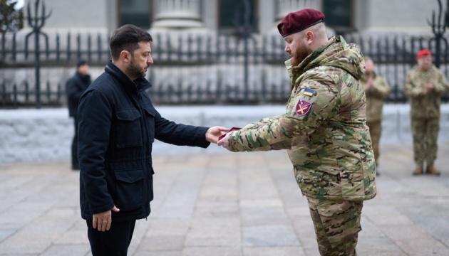 Зеленський вручив нагороди ракетникам та артилеристам