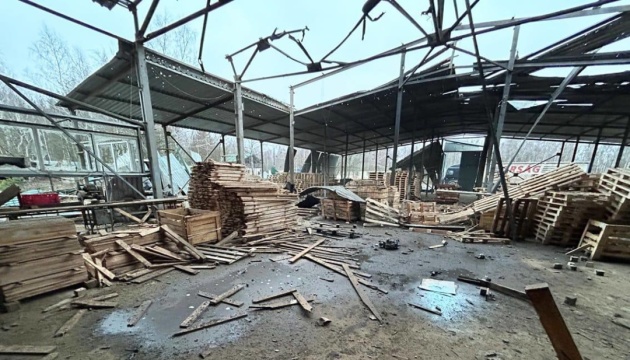 На Чернігівщині загарбники вдарили по деревообробному підприємству, двоє поранених