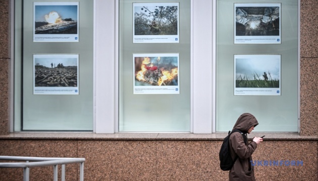 Фотовиставка до Дня ЗСУ у вікнах Укрінформу / Фото: Євген Котенко, Укрінформ 