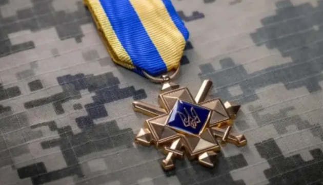 Уряд встановив розмір щомісячних виплат для воїнів, нагороджених «Хрестом бойових заслуг»