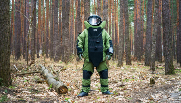 Японія передала Україні захисні костюми для розмінування