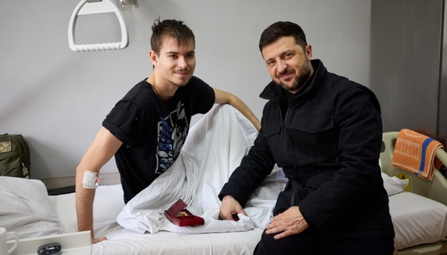 Президент відвідав поранених воїнів у столичному медзакладі