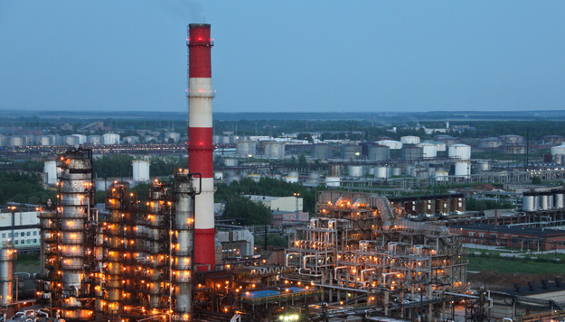  Ukrainische Armee greift Ölraffinerie Rjasan und Fabrik für Granathülsen in Altschewsk an 