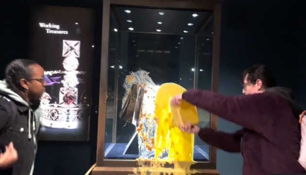 У Лондонському Тауері кинули десерт у вітрину з королівськими коштовностями, затримали чотирьох людей