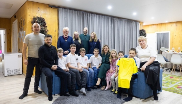 Los Zelensky se reúnen con una familia de acogida que cría a siete niños