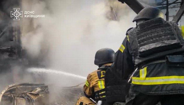 Наслідки обстрілів у трьох районах Київщини ліквідували, у Фастові залучили пожежний поїзд