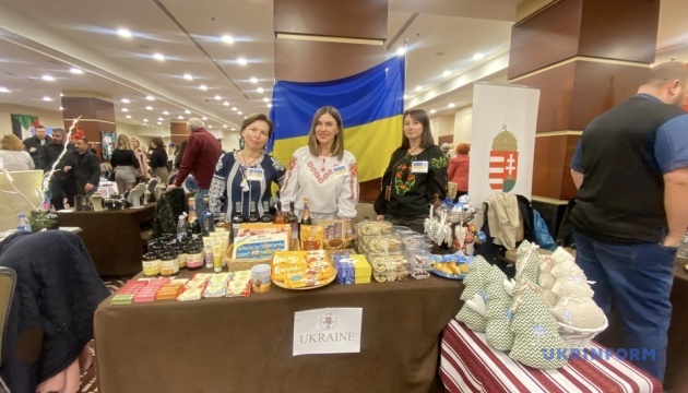 В Анкарі відбувся благодійний різдвяний ярмарок дружин військових аташе