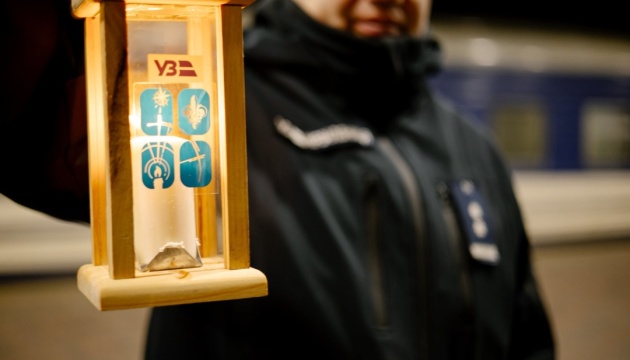 В Україну доправили Вифлеємський вогонь миру