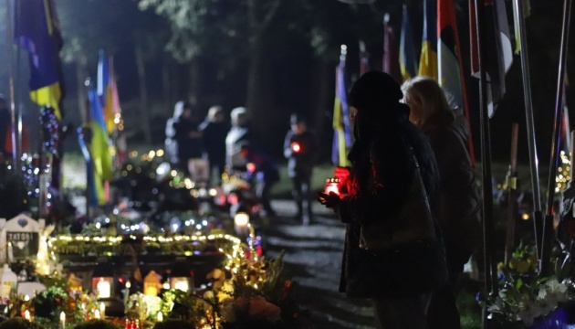 На Львівщині Вифлеємський вогонь миру передали родинам полеглих