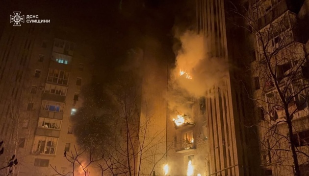 В Охтирці ліквідували пожежу в багатоповерхівці, яка виникла після російської атаки
