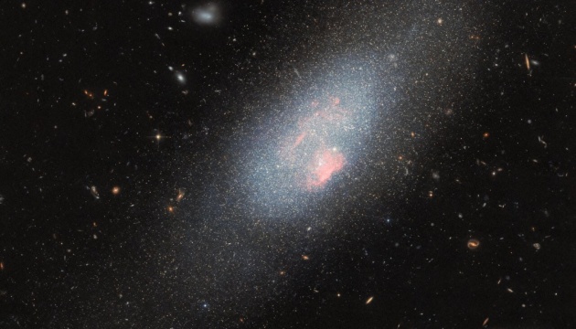 Hubble сфотографував карликову галактику у сузір’ї Великої Ведмедиці