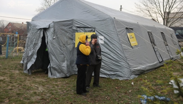 В Охтирці розгорнули пункт незламності на місці російського удару по багатоповерхівці