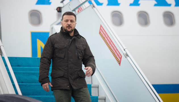 Zelensky arrives in London
