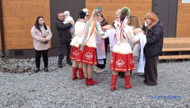 Коровай, кошенята і сльози: на Миколаївщині родини ВПО отримали сучасні будинки