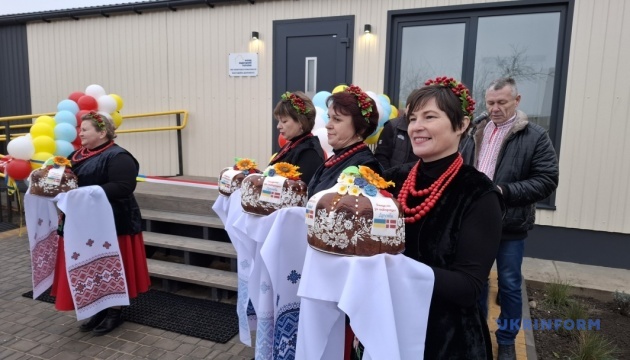 Коровай, кошенята і сльози: на Миколаївщині родини ВПО отримали сучасні будинки