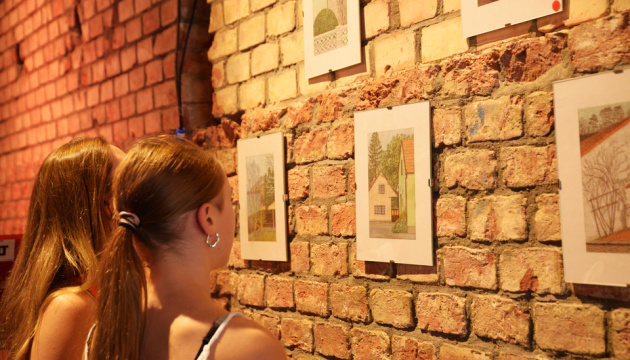 У Відні відкрилася виставка українських художниць «My Glass House» про дім та війну