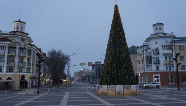 У Маріуполі окупанти встановили новорічну ялинку біля драмтеатру, де загинули сотні людей