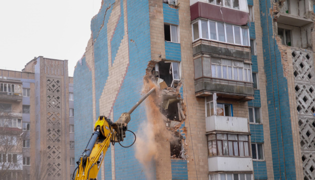 У Тернополі розпочали демонтувати будинок, у який влучила російська ракета