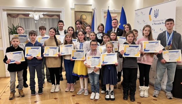 Посол України нагородив українських дітей, які досягли успіхів у Чехії