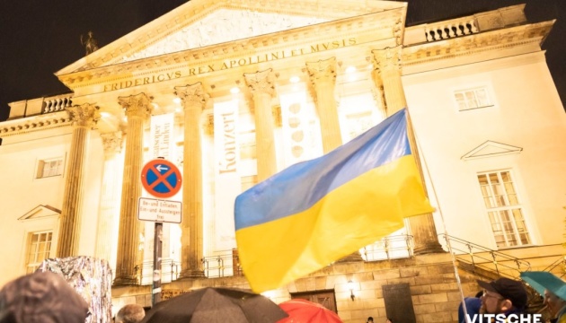 Українські активісти провели акцію протесту проти виступу Нетребко в Берліні