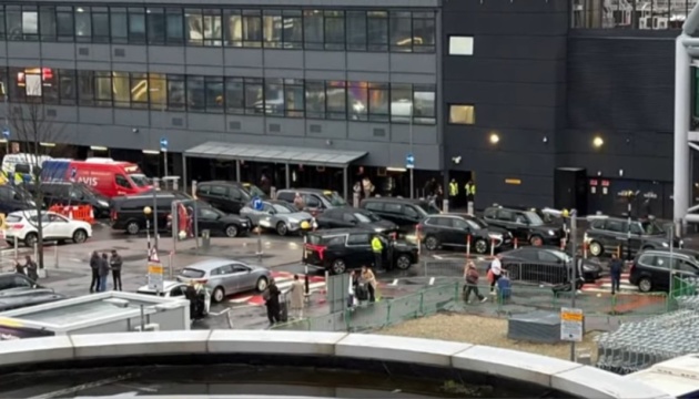 У Британії двом чоловікам висунули обвинувачення через розпилення перцевого газу на паркінгу аеропорту