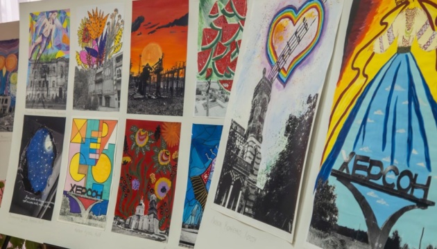 Книгу та виставку «Небо над Херсоном» презентували в обласному центрі