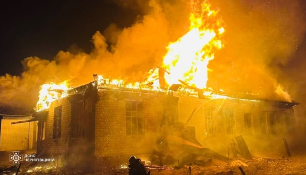 Ворог вночі вдарив дроном по цивільному об’єкту на Чернігівщині, виникла пожежа