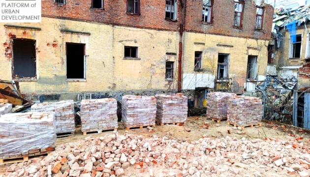 У Харкові демонтували залишки зруйнованого росіянами будинку 1860-их років