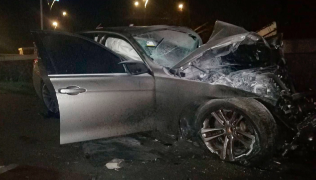 У Києві легковик влетів у парапет підземного переходу - загинув 18-річний водій, постраждали троє пасажирів