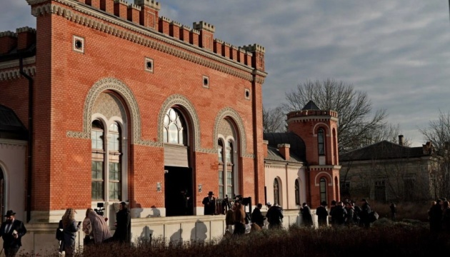 У Чернівцях делегація з Ізраїлю «поховала» фрагменти обгорілих під час пожежі в синагозі книг