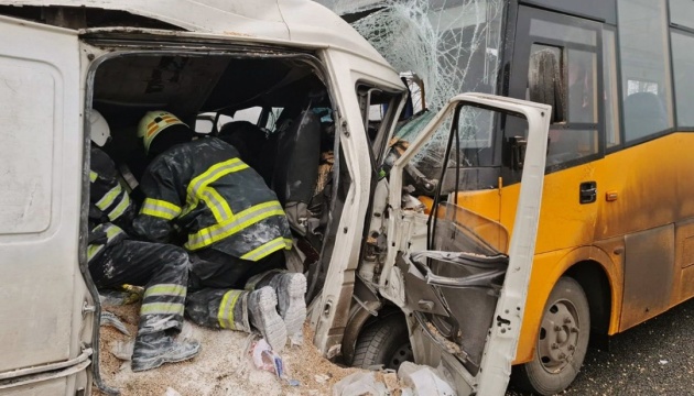 ДТП зі шкільним автобусом на Дніпропетровщині: двоє загиблих, кількість постраждалих зросла до 10