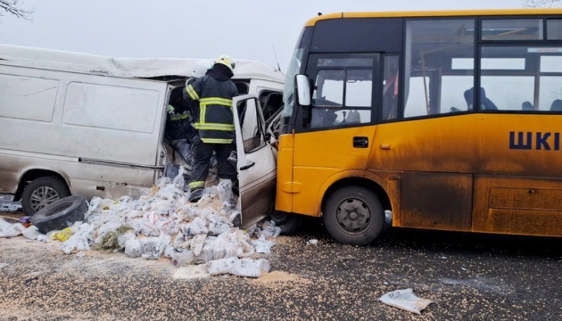 На Дніпропетровщині шкільний автобус потрапив у ДТП: двоє загиблих, семеро поранених