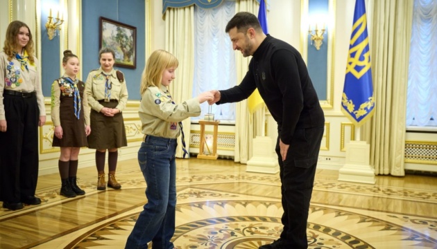 Скаути передали Зеленському Вифлеємський вогонь миру