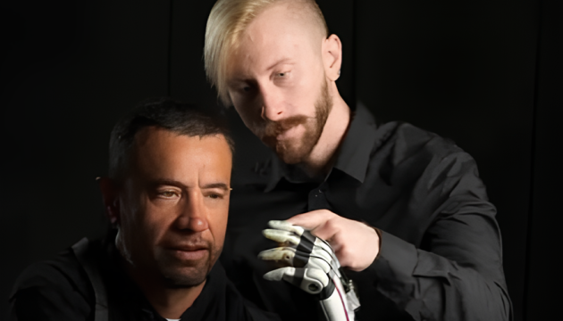 Новий рослинний замінник м’яса із соняшника; вчені створили біонічну руку з ШІ, яка стискає предмети з людською точністю