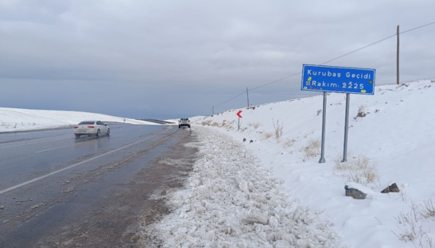 На сході Туреччини снігопади заблокували понад 20 доріг