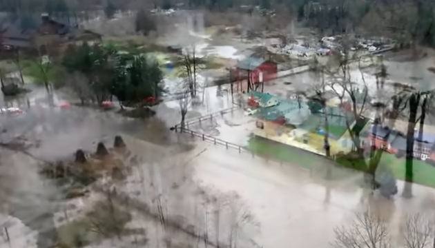 Тисячі людей готуються до евакуації через повені на узбережжі в Канаді та США