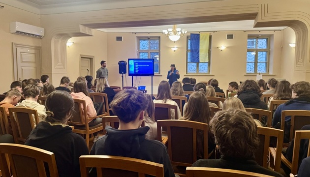 Школярам у Вільнюсі розповіли про життя українських підлітків на тлі війни