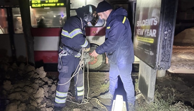 У Чернівцях рятувальники витягли з каналізаційного колодязя дворічну дитину