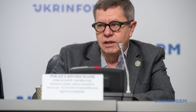 Шведський хірург ушосте приїхав в Україну оперувати військових і навчати лікарів